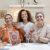 �Buone da mangiare e belle da indossare�. � lo slogan delle tre sorelle Esmeralda, Ketty e Stefania Paradiso, che nel loro laboratorio del rione Carrassi...